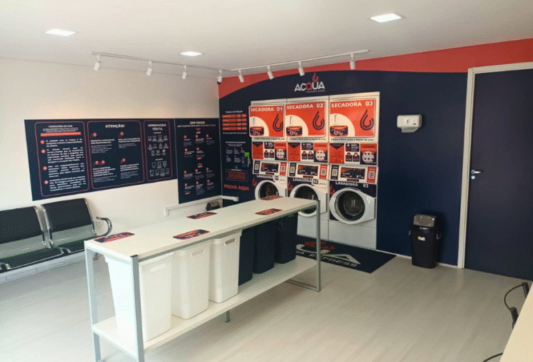 Interior moderno e premium da ACQUA Lavanderia Express com máquinas de autoatendimento
